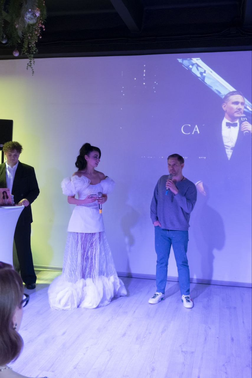 На фото Сона Меликян и поэт и основатель таблоида РУБЛЁVKA GOLD Саша Краш